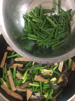 蒜苔肉饼炒海参的做法步骤：8