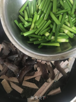 蒜苔肉饼炒海参的做法步骤：7