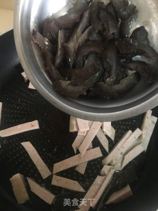蒜苔肉饼炒海参的做法步骤：6