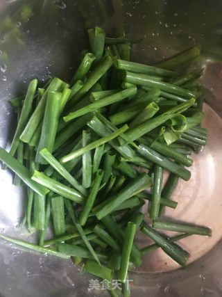 蒜苔肉饼炒海参的做法步骤：4