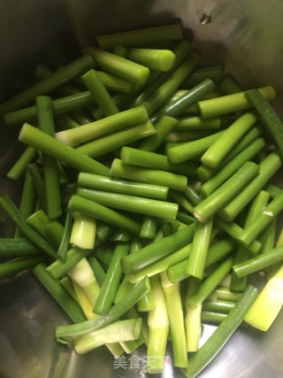 蒜苔肉饼炒海参的做法步骤：3