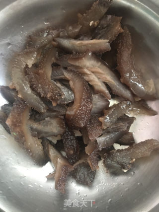 蒜苔肉饼炒海参的做法步骤：2
