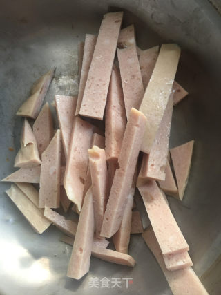 蒜苔肉饼炒海参的做法步骤：1
