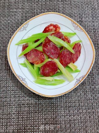 西芹炒腊肠的做法