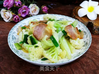 腊肉蒜苗炒花菜的做法