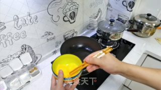 西红柿辣椒炒鸡蛋的做法步骤：2