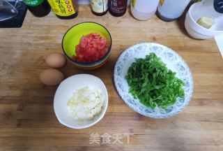 西红柿辣椒炒鸡蛋的做法步骤：1
