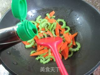 胡萝卜炒苦瓜的做法步骤：7
