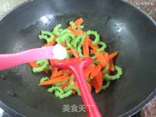 胡萝卜炒苦瓜的做法步骤：6