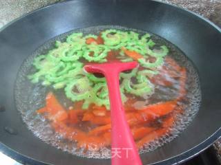 胡萝卜炒苦瓜的做法步骤：4