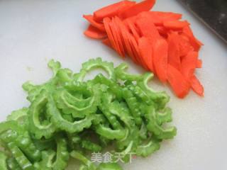 胡萝卜炒苦瓜的做法步骤：3
