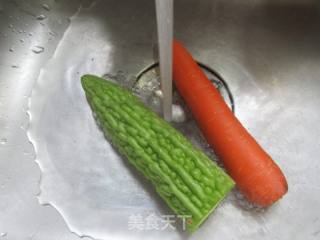 胡萝卜炒苦瓜的做法步骤：2