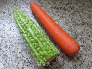 胡萝卜炒苦瓜的做法步骤：1