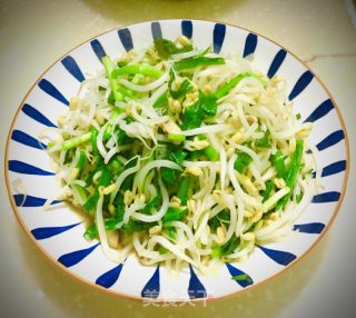 绿豆芽炒韭菜的做法
