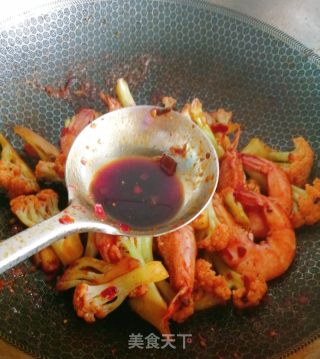 干锅菜花大虾的做法步骤：6