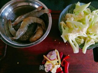 干锅菜花大虾的做法步骤：1