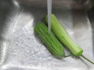 苦瓜炒夜开花的做法步骤：2