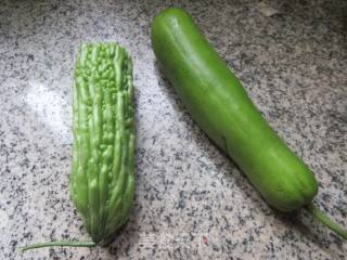 苦瓜炒夜开花的做法步骤：1