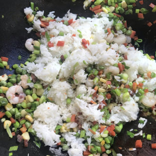 虾仁腊肉炒饭的做法步骤：10