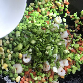 虾仁腊肉炒饭的做法步骤：9