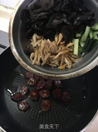 黄花菜黑木耳炒腊肠的做法步骤：6