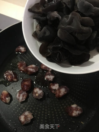 黄花菜黑木耳炒腊肠的做法步骤：5