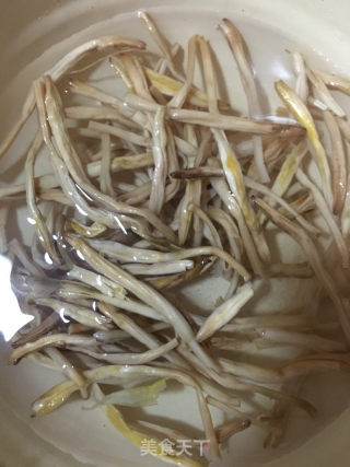 黄花菜黑木耳炒腊肠的做法步骤：2