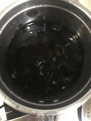 黄花菜黑木耳炒腊肠的做法步骤：1