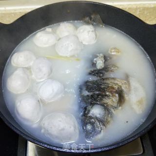 溪黄草鲫鱼汤的做法步骤：5