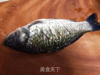 溪黄草鲫鱼汤的做法步骤：1