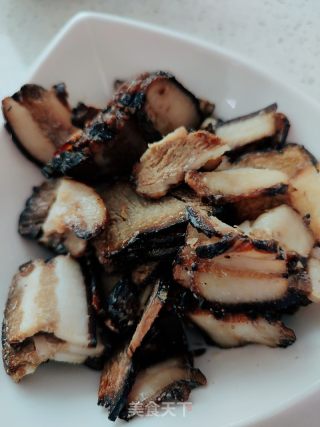 蒜苗炒腊肉的做法步骤：2