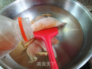 茄子拌鸡胸肉的做法步骤：2