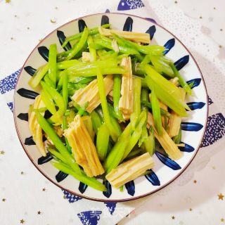 芹菜炒腐竹的做法