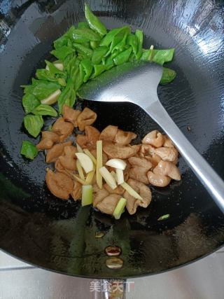 青椒炒肥肠的做法步骤：5