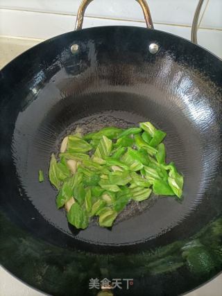 青椒炒肥肠的做法步骤：4
