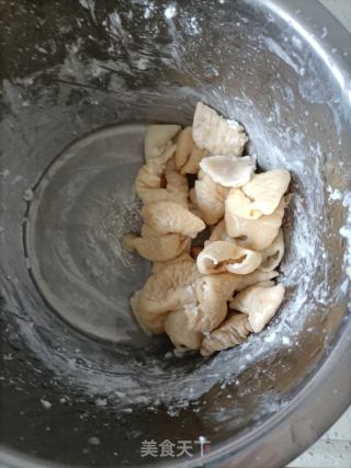 青椒炒肥肠的做法步骤：2