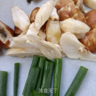 赤松茸炒鸡胗的做法步骤：1