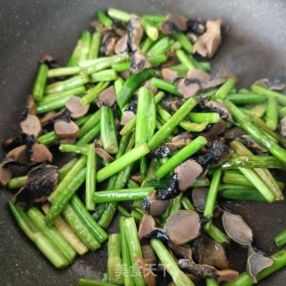 蒜苔炒鸡胗的做法步骤：11