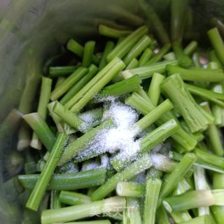 蒜苔炒鸡胗的做法步骤：3