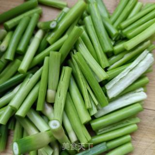 蒜苔炒鸡胗的做法步骤：2
