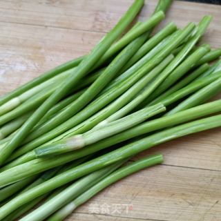 蒜苔炒鸡胗的做法步骤：1