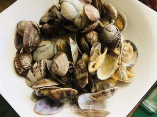 小炒花蛤的做法步骤：1