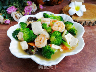 西兰花虾仁木耳烧豆腐的做法
