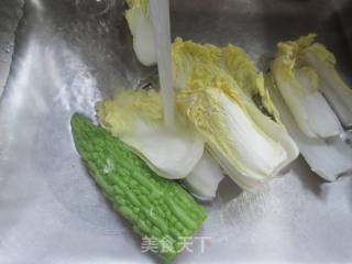 苦瓜炒娃娃菜的做法步骤：2