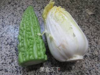 苦瓜炒娃娃菜的做法步骤：1