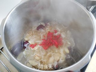 红枣百合莲子银耳羹的做法步骤：5