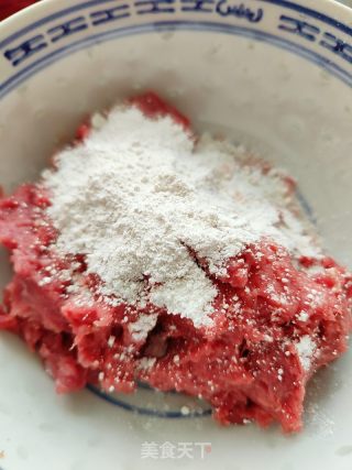 炖牛肉饼汤的做法步骤：3