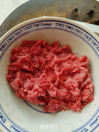 炖牛肉饼汤的做法步骤：2