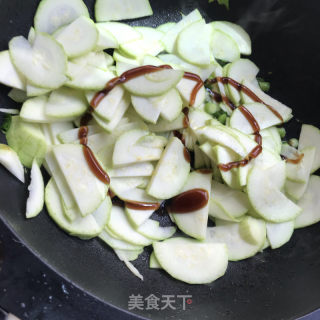 西葫芦炒鸡蛋的做法步骤：7