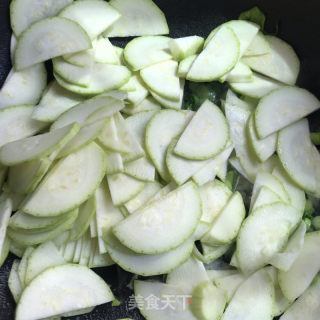 西葫芦炒鸡蛋的做法步骤：6